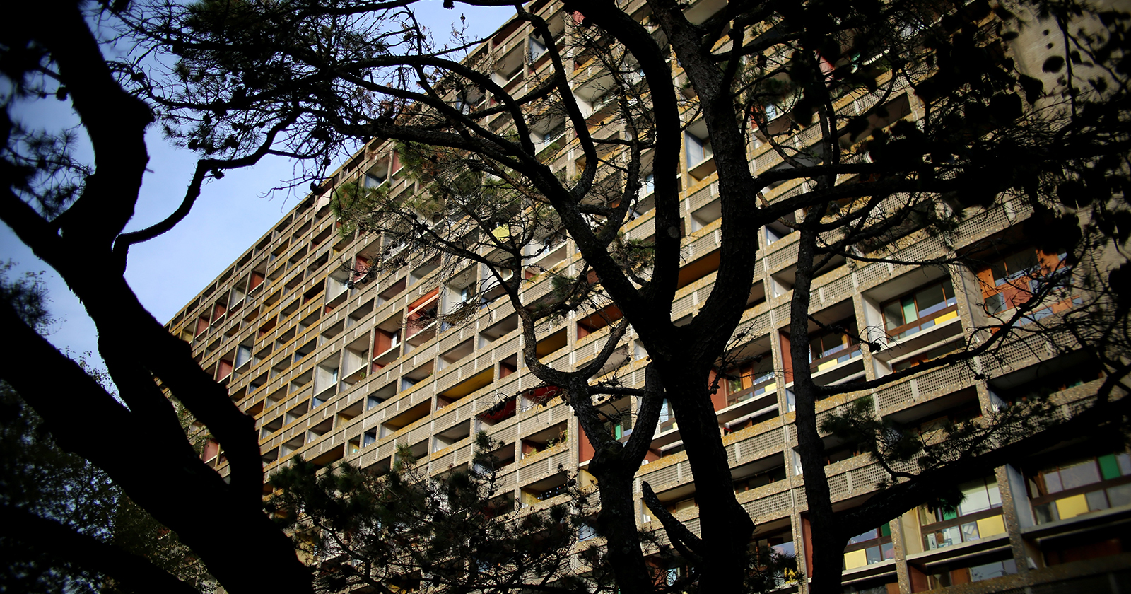 Incendie à la Maison Radieuse de Rezé : intervention des secours en cours