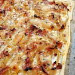 Tarte flambée traditionnelle aux oignons et fromage Munster : recette authentique