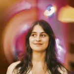 Célia Pelluet, humoriste et physicienne quantique, explore le concept de zéro gravité