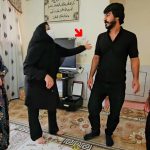 Un fils rejeté par sa mère trouve refuge chez une sans-abri