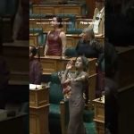 VIDÉO : Suspension du parlement néo-zélandais après une cérémonie non autorisée