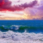 Vagues Tempétueuses en 4K : Surf Puissant pour Détente