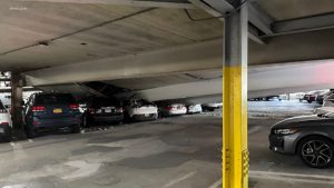 Voitures écrasées par l'effondrement partiel d'un garage à White Plains