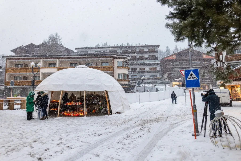 Crans-Montana : les parents de Cyane, décédée dans l'incendie, dénoncent ses conditions de travail au bar Le Constellation
