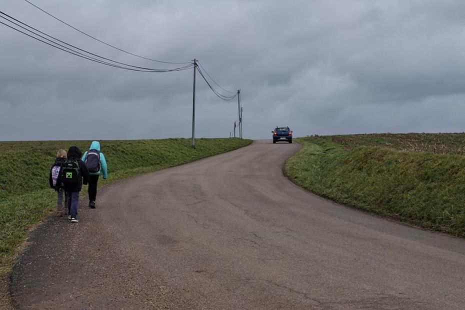 Sans bus scolaire, une quinzaine d'enfants marchent 2 kilomètres pour atteindre l'arrêt