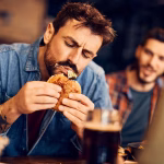 Un patient développe des dépôts de cholestérol sur la peau à cause d’une alimentation très grasse