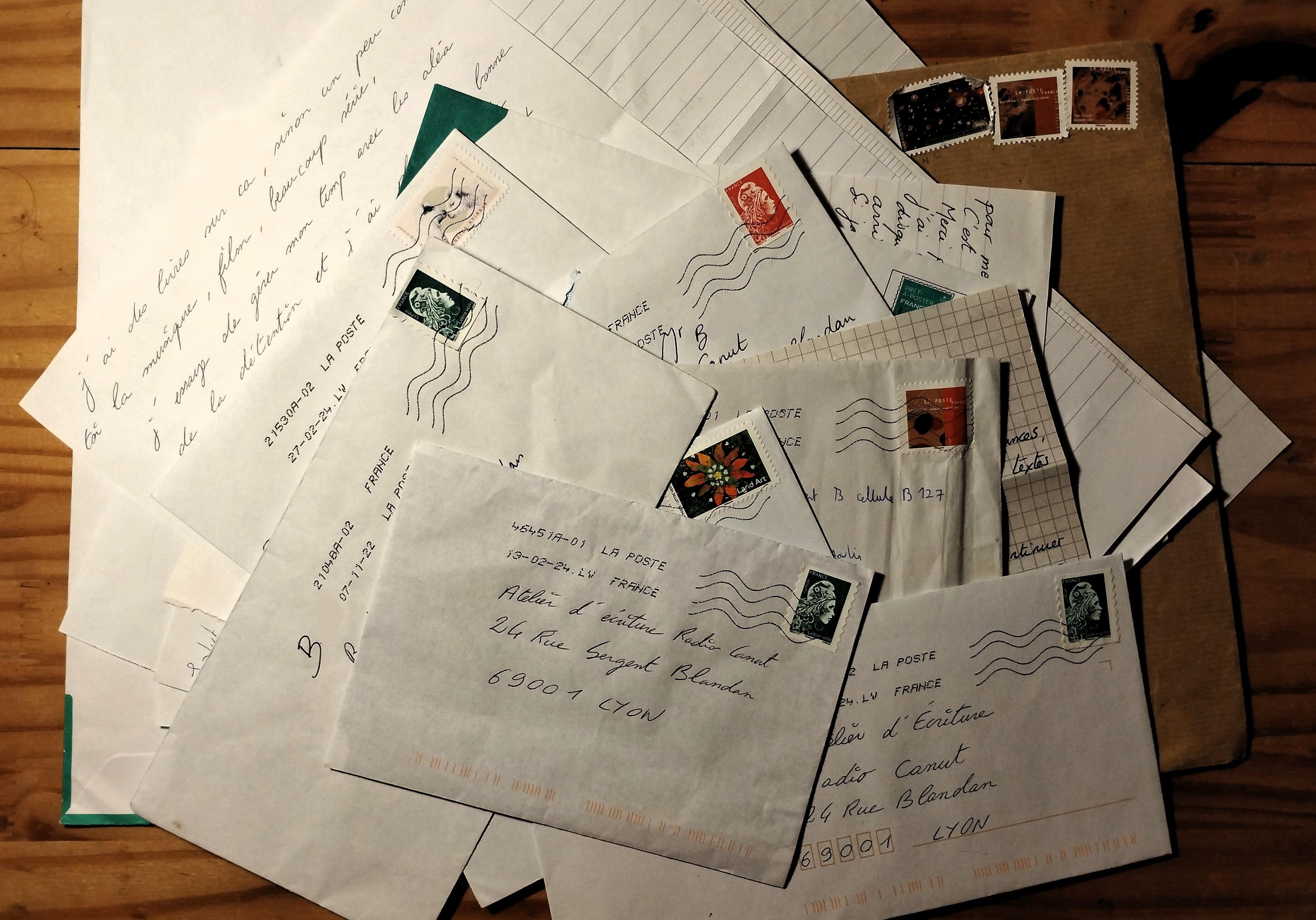 Des lettres et des murs : l’émission littéraire de Minuit Décousu explore l’écriture et l’espace