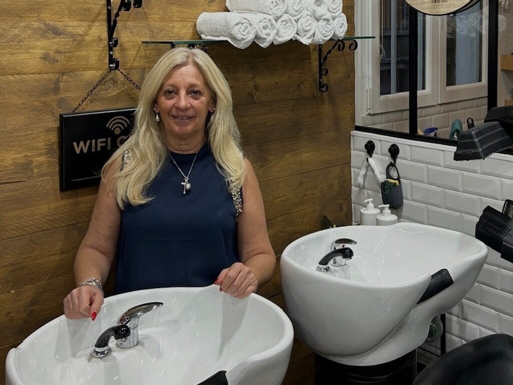 À Pacy-sur-Eure, un salon de coiffure associe soins capillaires et vide-dressing