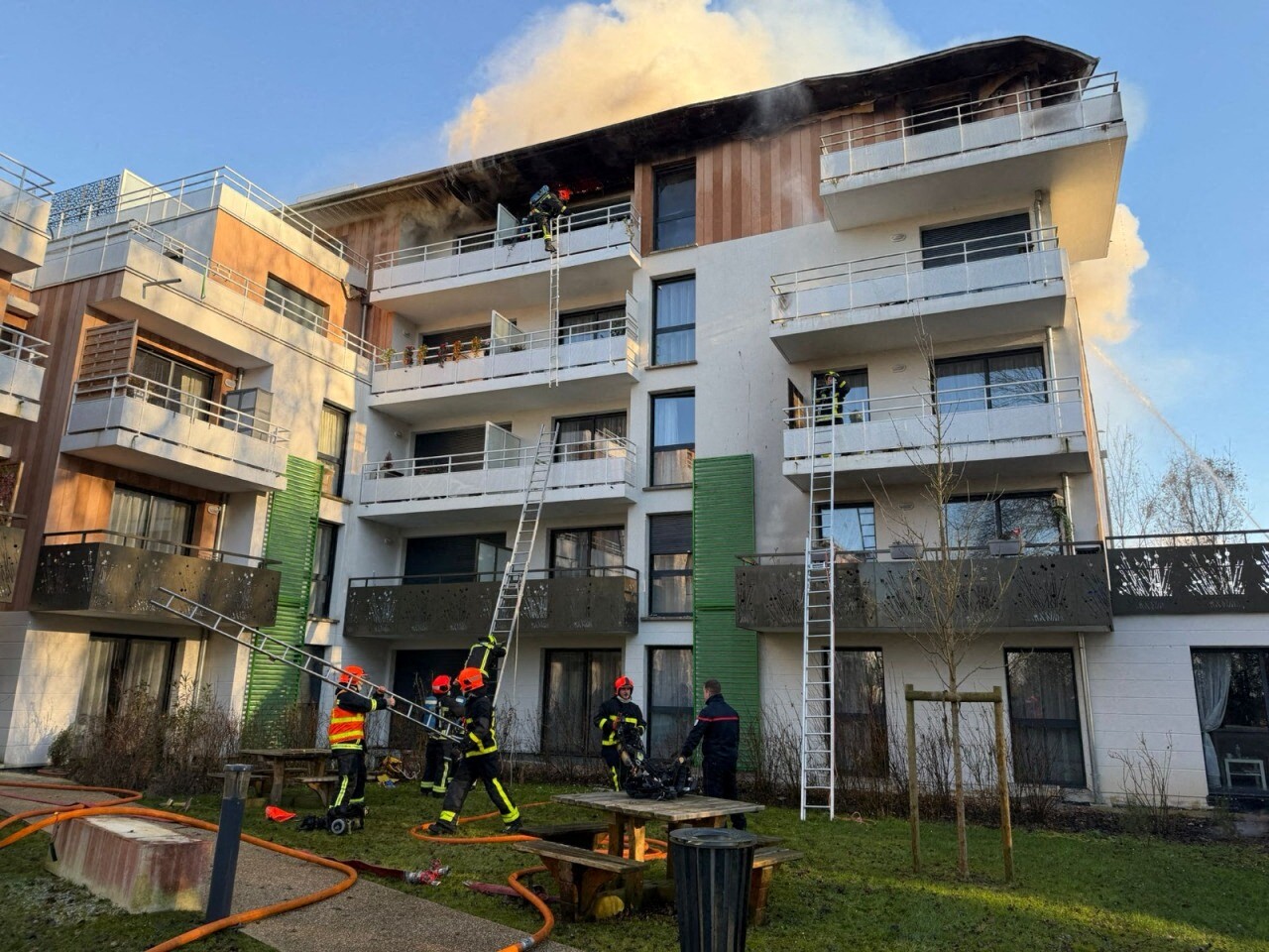 Un mort dans un incendie à la résidence pour seniors en Seine-et-Marne, le bilan s’alourdit