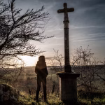 « C’est venu rebattre mes convictions » : des chrétiennes pratiquantes choisissent l’avortement