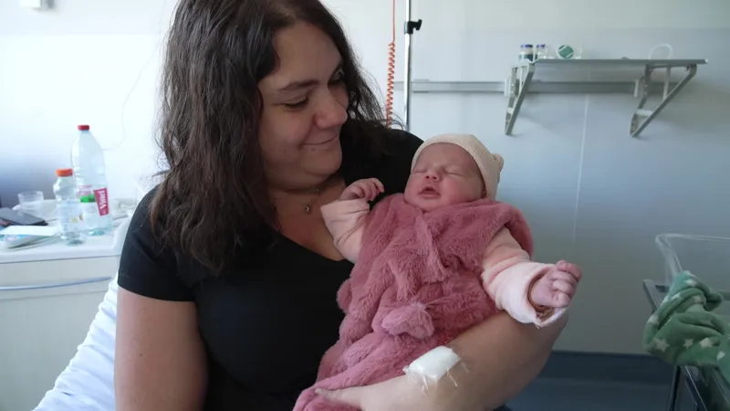 Lilou, premier bébé de l'année, dans les bras de sa maman