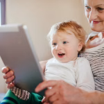 Écrans avant 2 ans : une étude révèle des impacts durables sur le développement cérébral