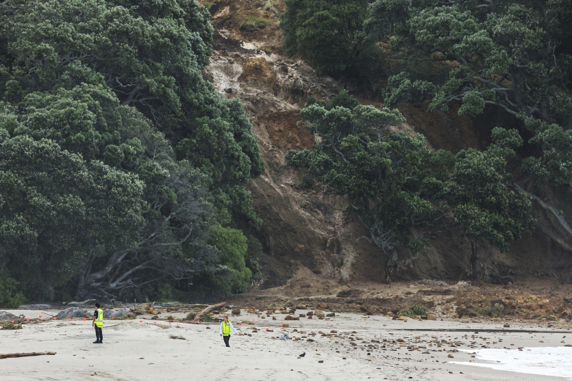 Nouvelle-Zélande : les sauveteurs recherchent toujours six disparus dans le glissement de terrain