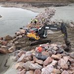 14 000 tonnes de cailloux à retirer : des rochers installés pour stabiliser un cours d'eau échouent