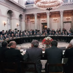 La table ronde de 1989, symbole de la transition démocratique en Pologne, exposée au musée