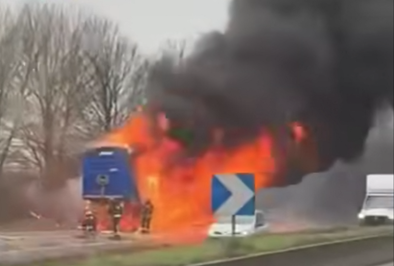 Val-d'Oise : un poids lourd transportant batteries au lithium et électroménager prend feu sur la N104