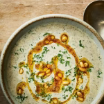 Recette de soupe de champignons et beurre aux pignons de pin par la cheffe Claire Thomson