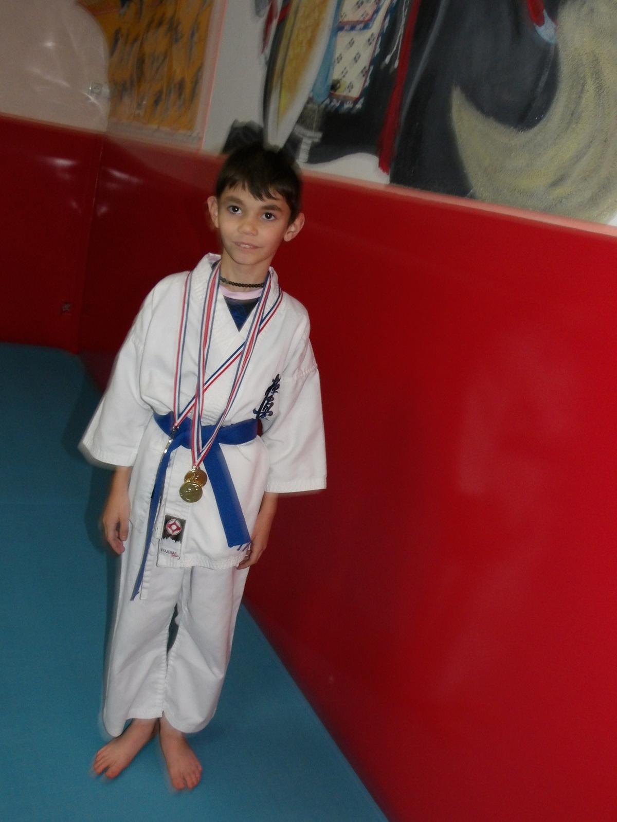 À 9 ans, ce jeune licencié de Chasseneuil remporte de nombreuses médailles d’or en karaté.