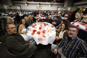 En images à Pau. Le réveillon solidaire bat son plein au parc des expos