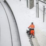 Un employé déblaye la neige d