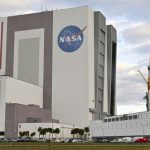 La fusée SLS et le vaisseau Orion devant servir à la mission lunaire Artémis 2 quittent le bâtiment d