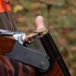 Avec son fusil, il menace de mort celui qu'il croit être l'amant de sa femme