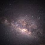 Des scientifiques observent les premiers instants de l'Univers et révèlent des découvertes étonnantes.