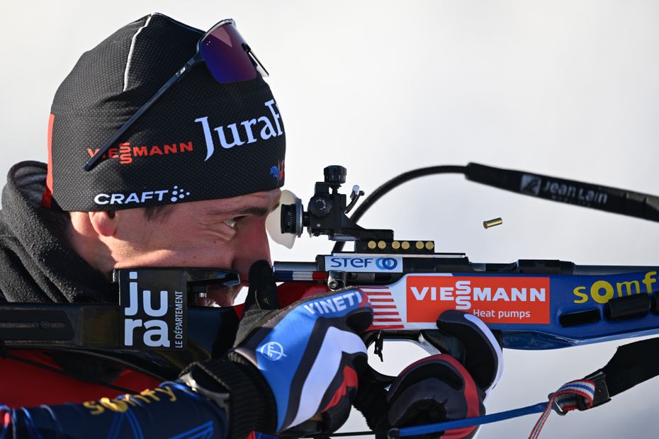 Biathlon : les Français prennent la deuxième place après un duel serré contre la Norvège