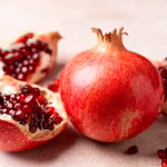 Trois desserts d'hiver variés à base de grenade