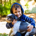 Un enfant fait un geste touchant pour soutenir un refuge lors de l'adoption de chiens