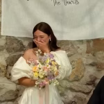 Une enseignante émue aux larmes lors de son mariage en découvrant la surprise préparée par ses élèves