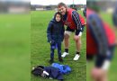 Tom rencontre son joueur de rugby préféré grâce aux réseaux sociaux et reçoit des cadeaux