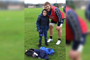 Tom rencontre son joueur de rugby préféré grâce aux réseaux sociaux et reçoit des cadeaux