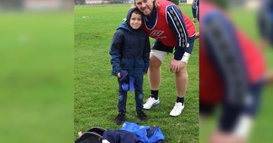 Un enfant réalise son rêve en rencontrant son joueur de rugby grâce aux réseaux sociaux Tom rencontre son joueur de rugby préféré grâce aux réseaux sociaux et reçoit des cadeaux