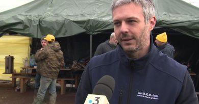 20 tonnes de déchets déversées par des agriculteurs devant le domicile d’un député du Cher : mobilisation sous tension et réactions immédiates 20 tonnes de déchets déversés par les agriculteurs devant le domicile d'un député