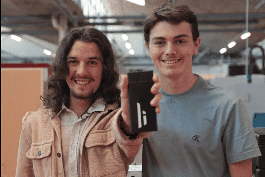 Deux lycéens rennais donnent une seconde vie aux vieilles batteries de téléphone