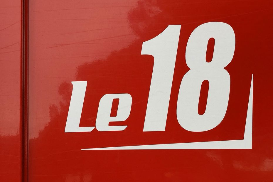 Accident de la route : une voiture s'encastre dans un poteau électrique, deux morts confirmés.