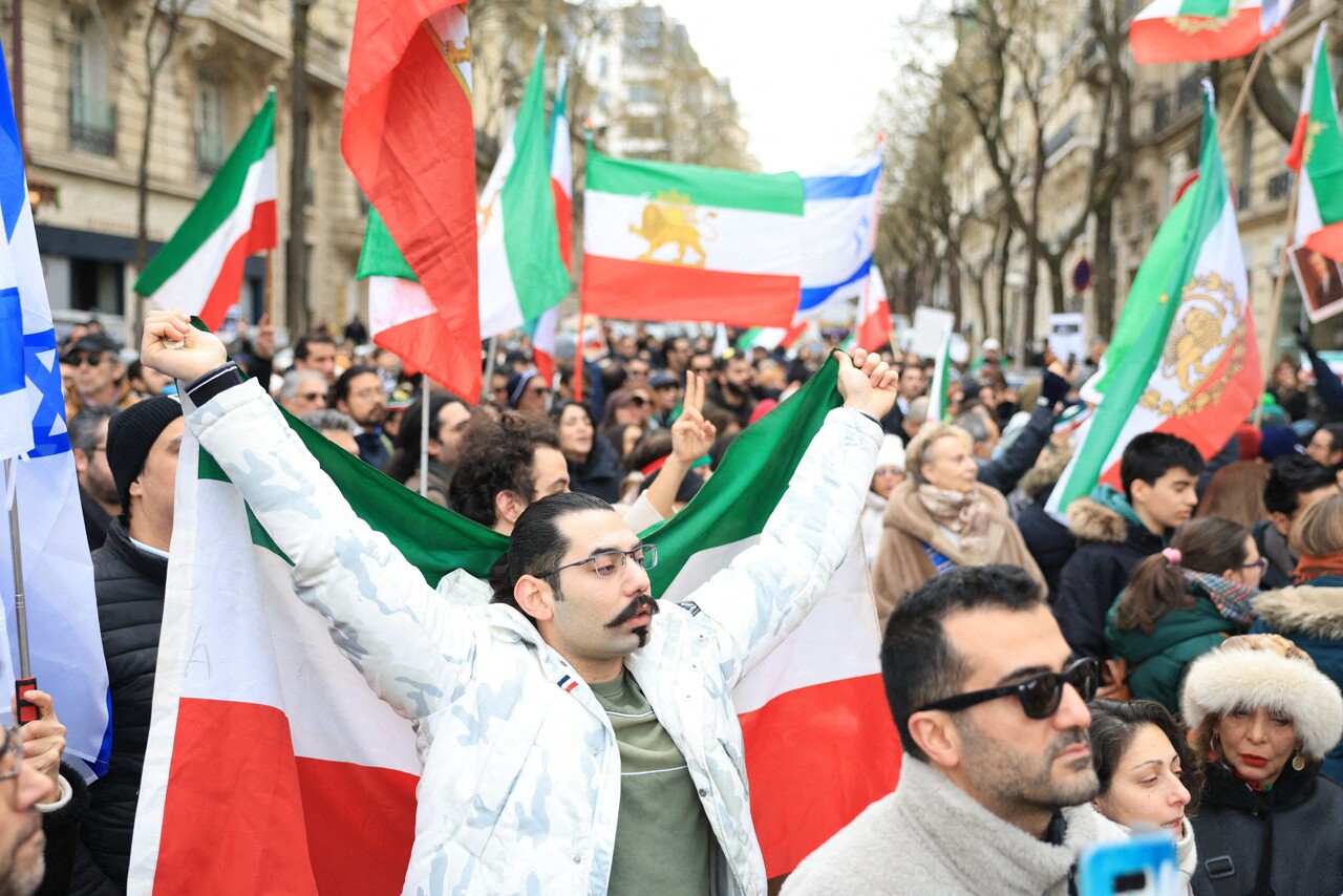 À Paris, plus de 2 000 manifestants soutiennent le fils de l’ex-chah lors d’une révolte en Iran