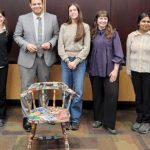 Des jeunes restaurent une Chaise des générations pour préserver la mémoire collective