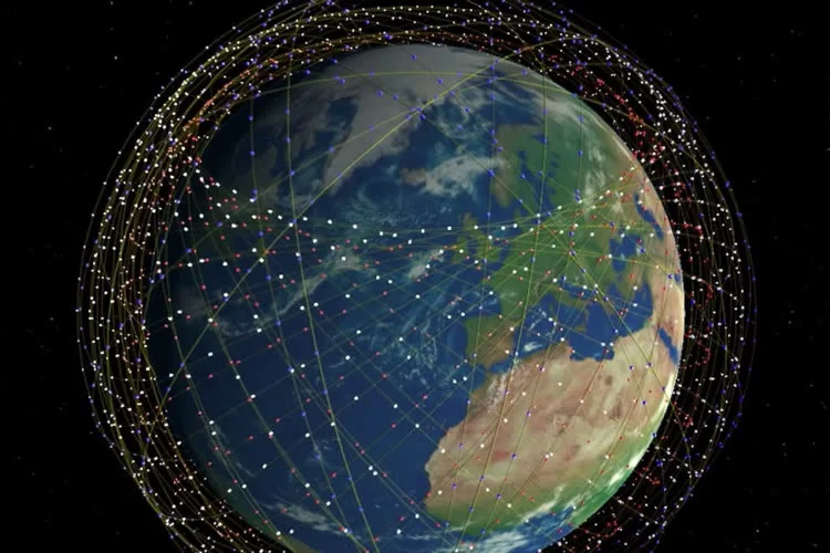 Starlink joue à Tetris en déplaçant 4 400 satellites d’ici 2026, pour réduire le risque de collisions