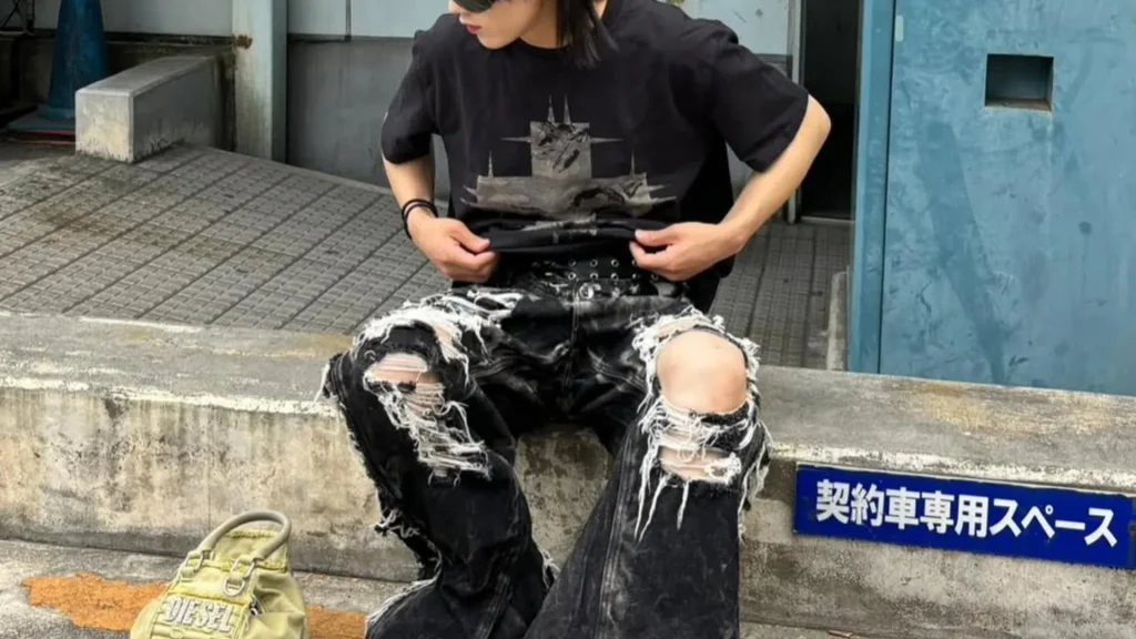 Vêtements froissés, tachés, délavés : l'imperfection s'impose dans la mode contemporaine