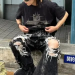 Vêtements froissés, tachés, délavés : l'imperfection s'impose dans la mode contemporaine