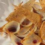 VIDÉO - Oignons caramélisés, jus intense et tuiles croustillantes : une entrée visuellement appétissante