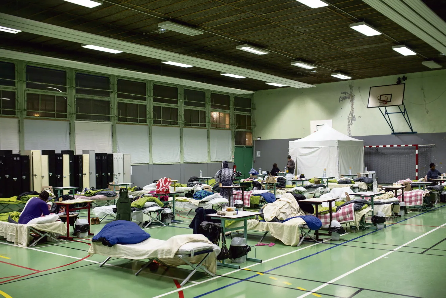 « À Montreuil, un gymnase devient refuge solidaire pour les femmes sans abri face au froid »