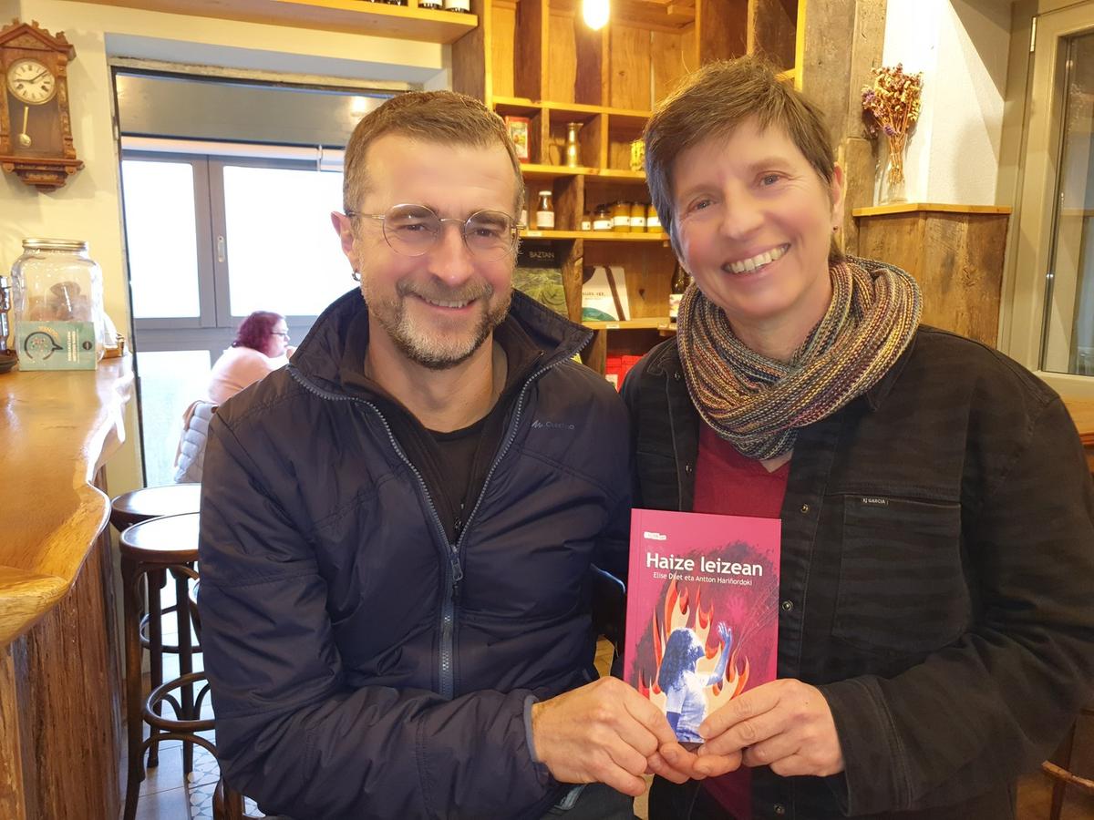 « Elise Dilet et Antton Harinordoki présentent le roman « Haize Leizean » pour inciter les jeunes à lire »