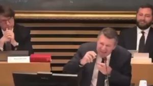 Christian Estrosi qualifie des opposants de “petits scrogneugneux” au conseil municipal de Nice