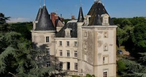 Loire. Pont-levis, piscine, cheminées en marbre... Ce gîte permet à ses locataires de mener la vie de château
