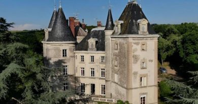 Loire. Pont-levis, piscine, cheminées en marbre... Ce gîte permet à ses locataires de mener la vie de château