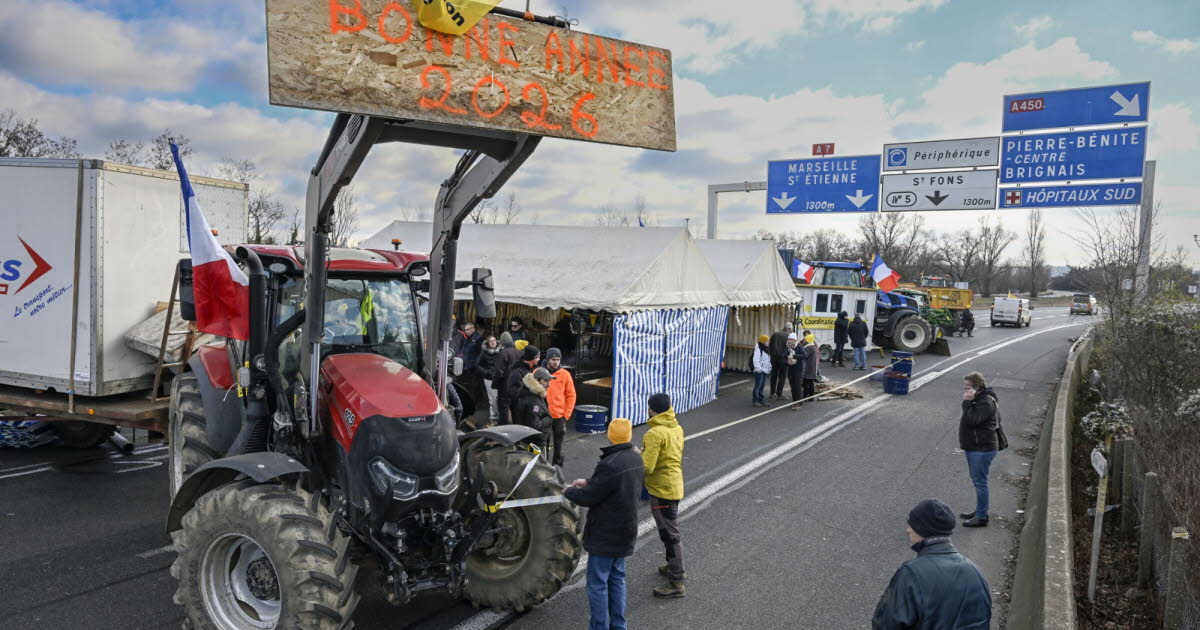 Rhône : la M7 toujours bloquée par les agriculteurs, trafic perturbé au sud de Lyon