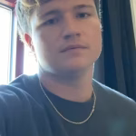 Des élèves rédigent sur leurs sujets de mécontentement après la consigne originale d’un professeur